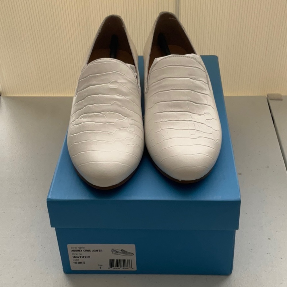 GORGEOUS White Croc-Texture Slip-On Loafers